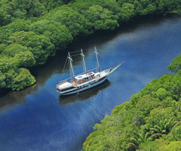 M/V Desafio sailing through the Amazon