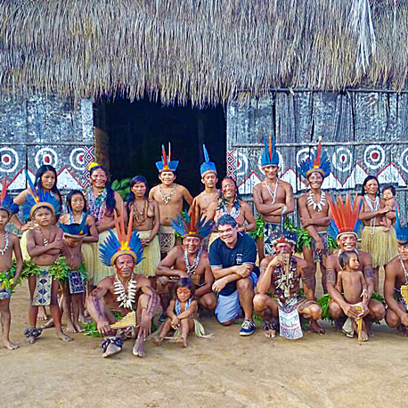 Rubens Aranha with visitors in the Amazon